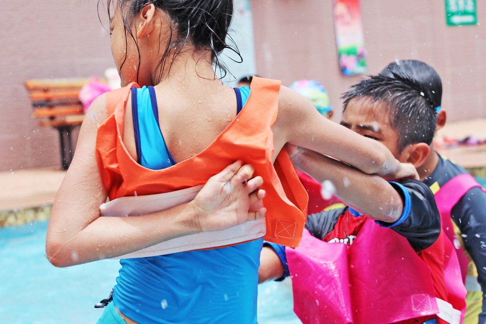 ¿Quién debe responder cuando alguien se lesiona en una piscina comunitaria?